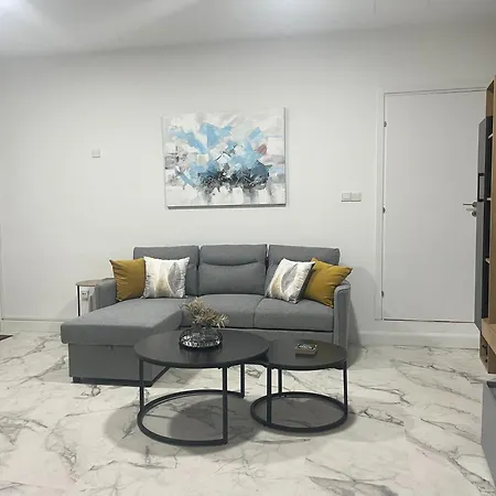 Phaedrus Living Downtown Habitat * 利马索尔